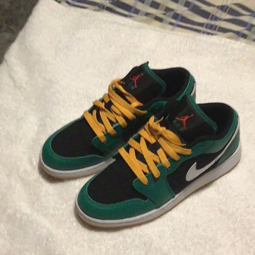 Nike Air Jordan shoes  6Y